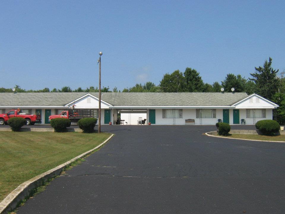 Chapel Hill Motel Brevort Eksteriør bilde