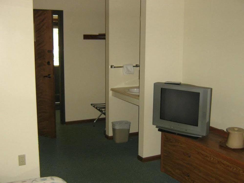 Chapel Hill Motel Brevort Eksteriør bilde